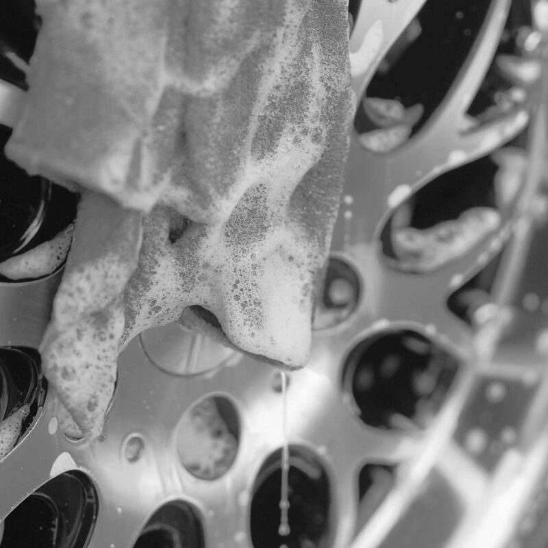 Felgenreinigung in Pforzheim - Hagelschyden-Reparatur in Pforzheim - Hochglanz Professionelle Fahrzeugpflege in Pforzheim